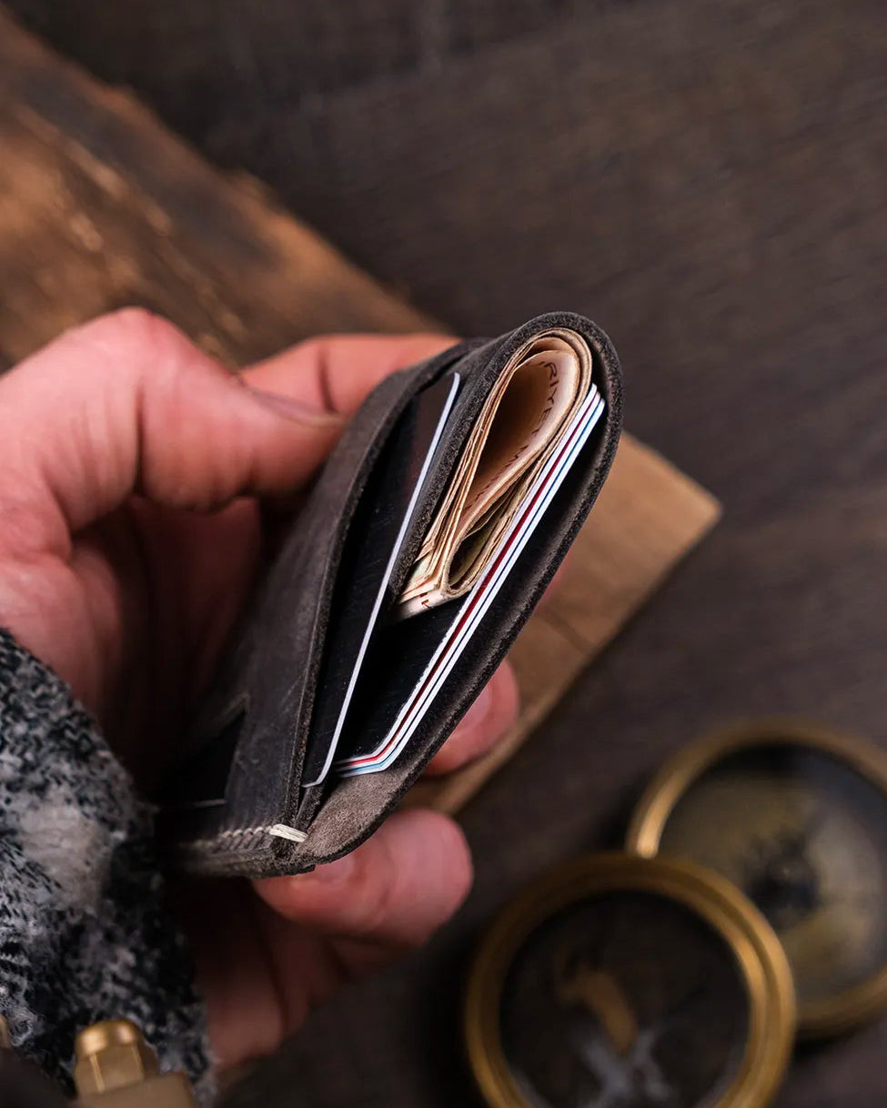 Elde tutulan açık kartlığın 10 kart kapasiteli iç bölmelerinin detaylı görünümü, Kooka Leather fonksiyonelliği