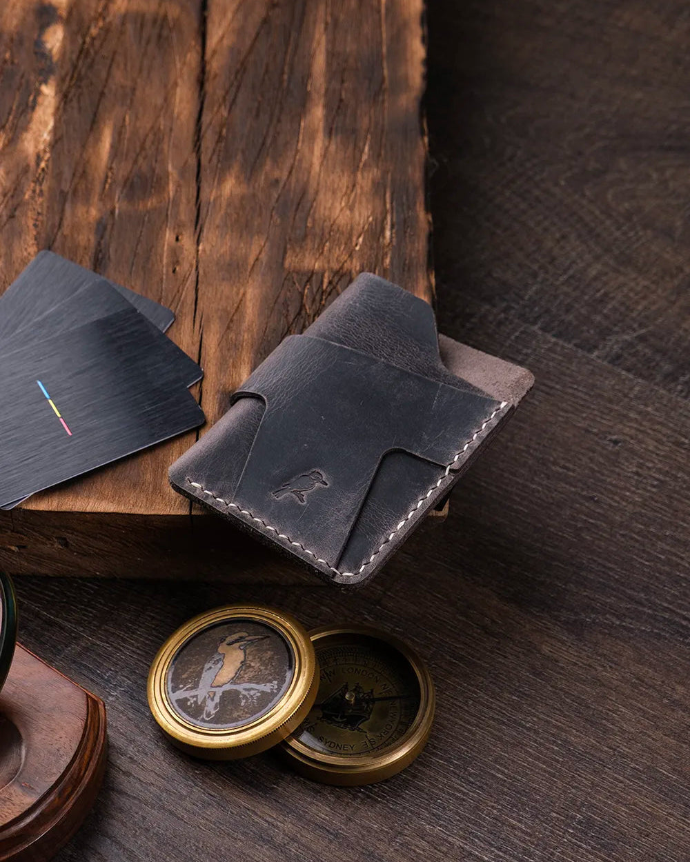 Üstten açık açıdan çekilen gri rengi crazy hakiki deri kartlığın boş iç bölmeleri, Kooka Leather el yapımı işçilik
