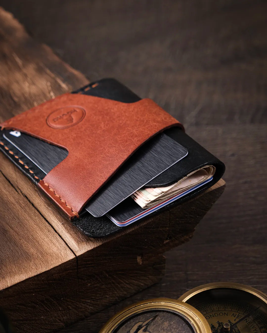 Tam kapasitede kart ve nakit ile dolu pueblo deri kartlık iç görünümü, Kooka Leather el yapımı