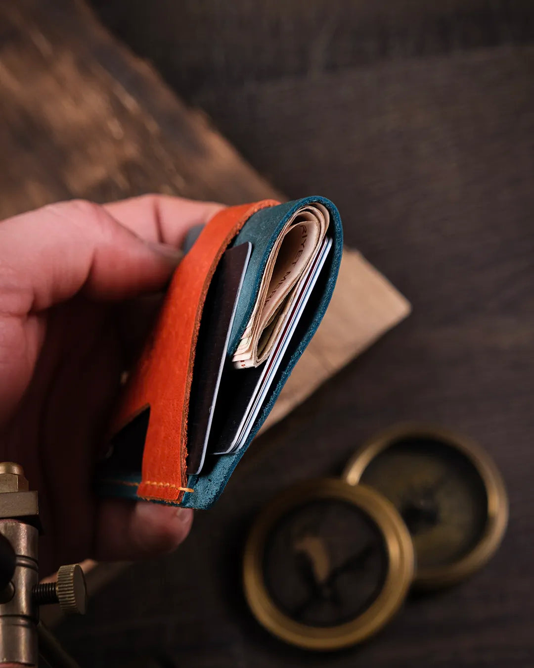 Pueblo deri kartlığın orta bölümünde kağıt para konabilen hacimli cep detayında, Kooka Leather premium işçilik