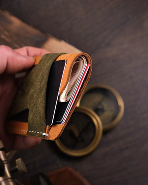 Kart slotları ve ortadaki para bölümü açık pueblo deri kartlık iç detay, Kooka Leather işçiliği