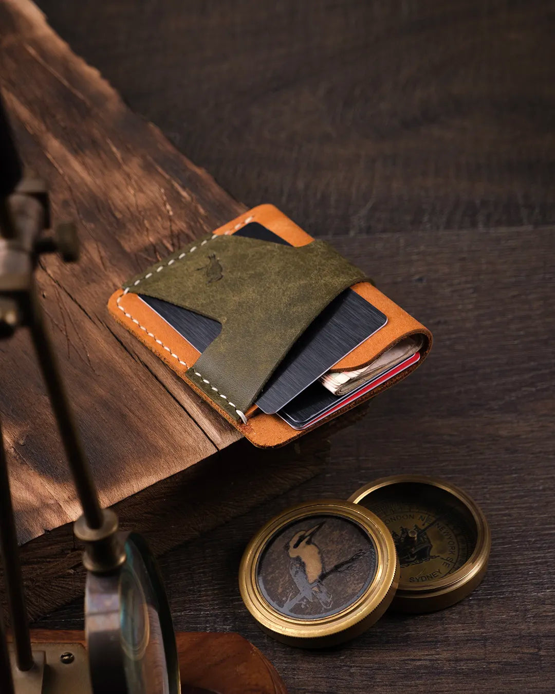 Açık durumda kart slotları görünen pueblo deri kartlık üstten çekim, Kooka Leather minimalist tasarım