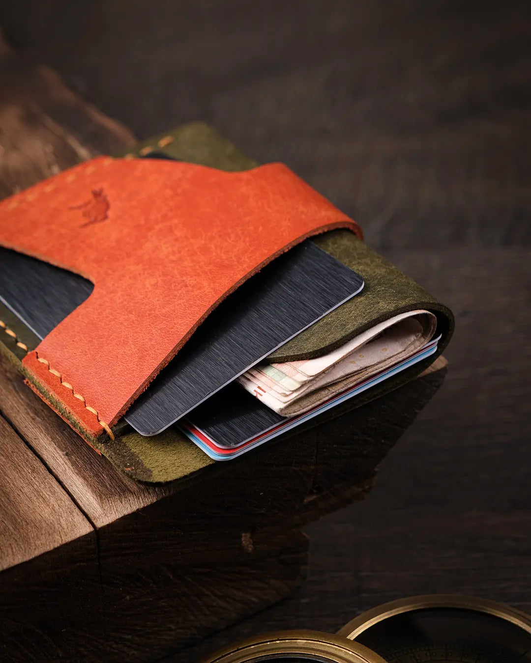 El yapımı pueblo deri kartlık kart slotları ve ortadaki cep bölümü yakın çekimde işlevsel tasarım, Kooka Leather