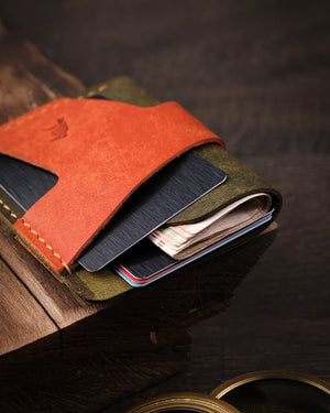 El yapımı pueblo deri kartlık kart slotları ve ortadaki cep bölümü yakın çekimde işlevsel tasarım, Kooka Leather