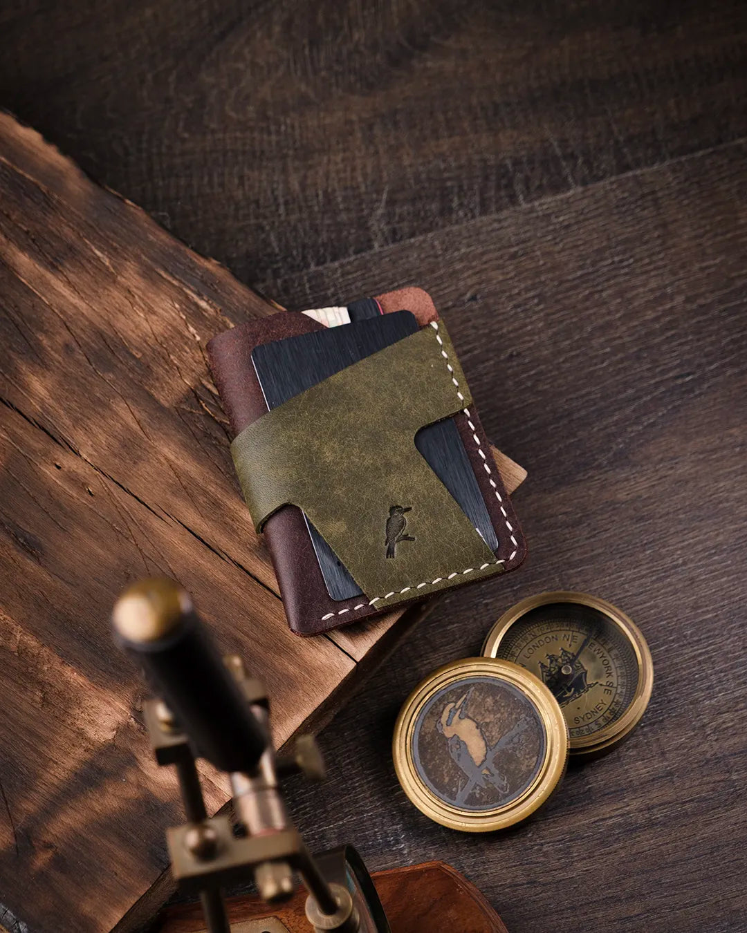 Üstten görünümde kart slotlarının hassas kesim detayları ve minimalist tasarım anlayışı, Kooka Leather özgünlüğü