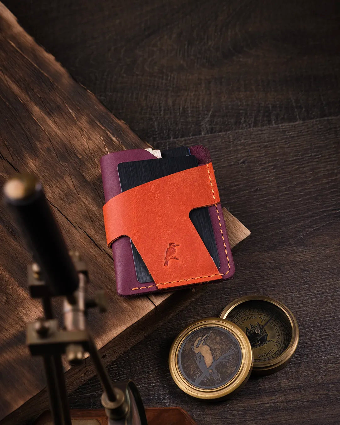 Üst açıdan kart slotunda kart bulunan kompakt pueblo deri kartlığın fonksiyonel tasarımı, Kooka Leather