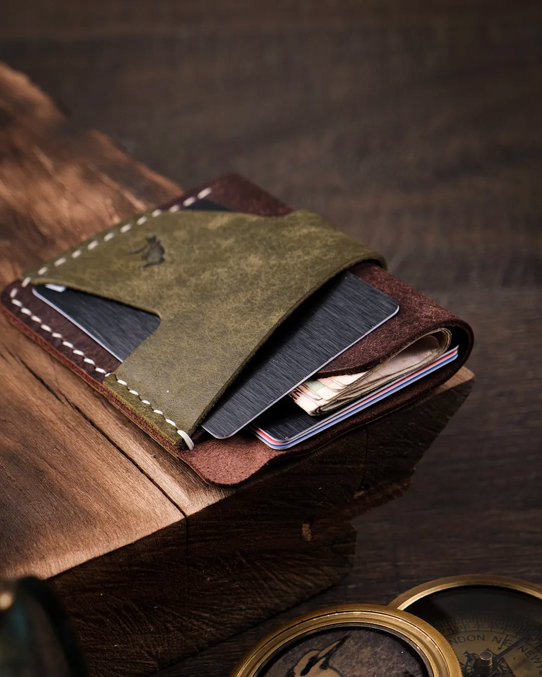 Kart yuvalarında pratik kullanım detayı ve orta kısımda yer alan hacimli bölme yakın çekimde, Kooka Leather