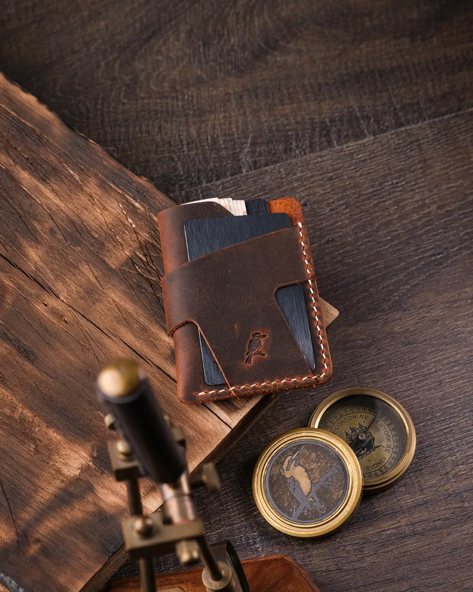 Kompakt tasarım taba crazy deri Wind kartlık kapalı halde düz yüzeyde üstten görünümde, Kooka Leather