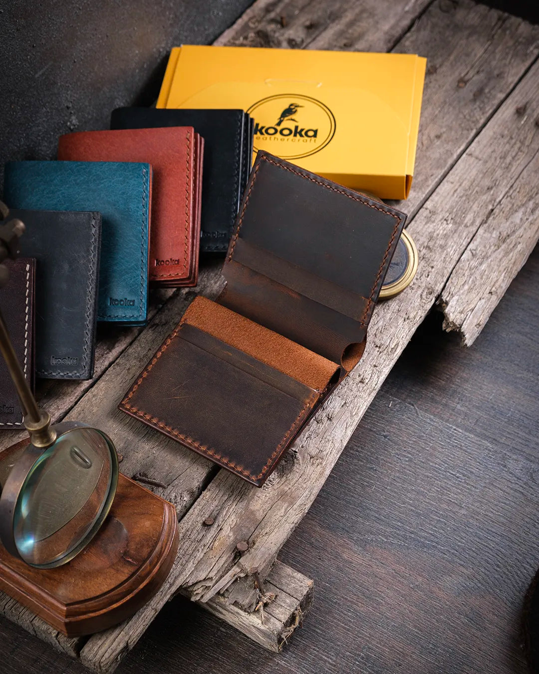 Kooka Leather Azur Erkek Deri Cüzdan Taba Crazy açık hali, iç tasarımı kart slotları görünümü