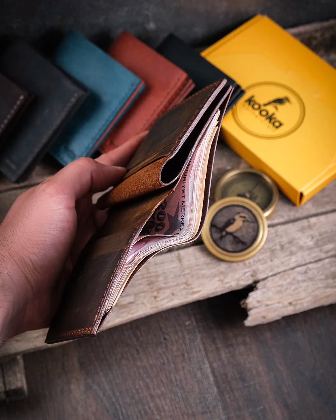 Kooka Leather Azur Kompakt Deri Cüzdan Taba Crazy elde tutuş, açık hali, geniş ve hacimli kağıt para bölmesi görünümü