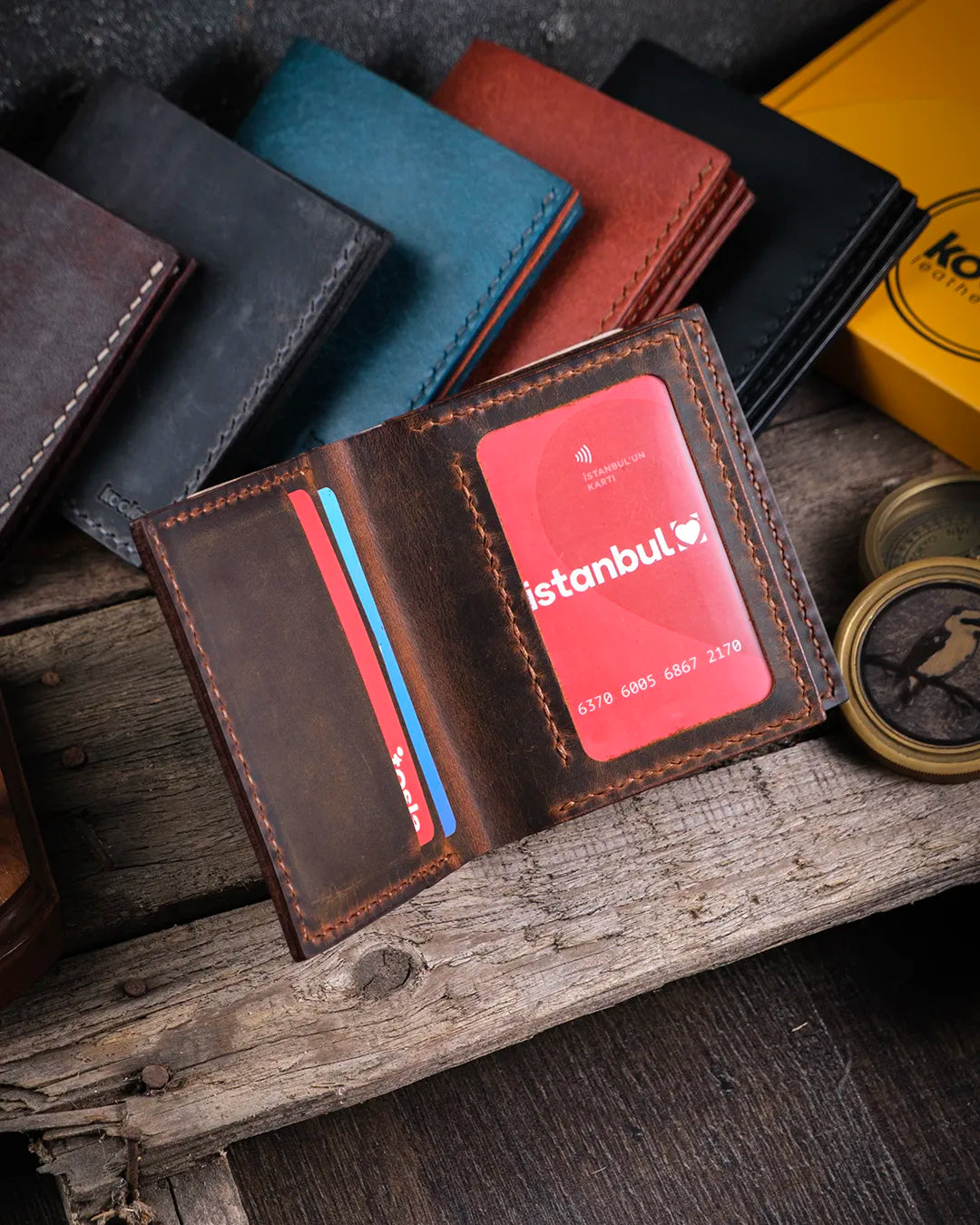 Kooka Leather Azur Kimlik Bölmeli Cüzdan Taba Crazy Deri açık hali cepheden görünüm, şeffaf pvc pencereli kart cebi detayı görü...