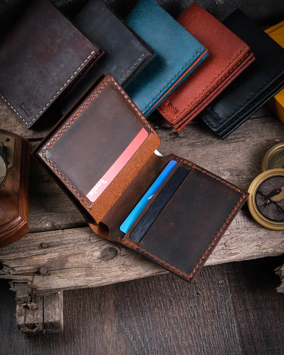 Kooka Leather Azur Crazy Deri Cüzdan Taba açık hali, içinde kartlar yerleştirilmiş görünümü