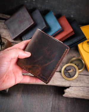 Kooka Leather Azur El Dikişi Cüzdan Taba Crazy Deri kapalı halde elde tutuş. köşeli formu ve kolayca tutulan pratik boyutları g...