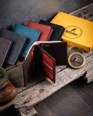 Kooka Leather Azur Şeffaf Pencereli Cüzdan Taba Crazy Deri açık hali ve cepheden dik duran fotoğraf, iç tasarımında öne çıkan t...