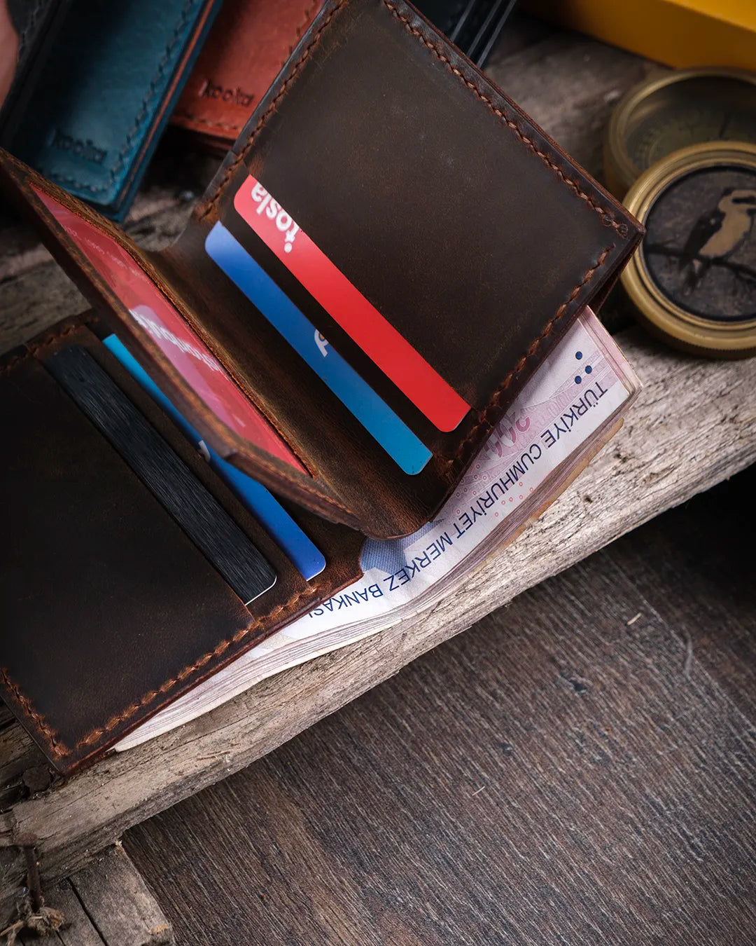 Kooka Leather Azur Kartlık Deri Cüzdan Taba Crazy açık halde iç tasarımı detayları, kart slotları ve sayfalı görünümü