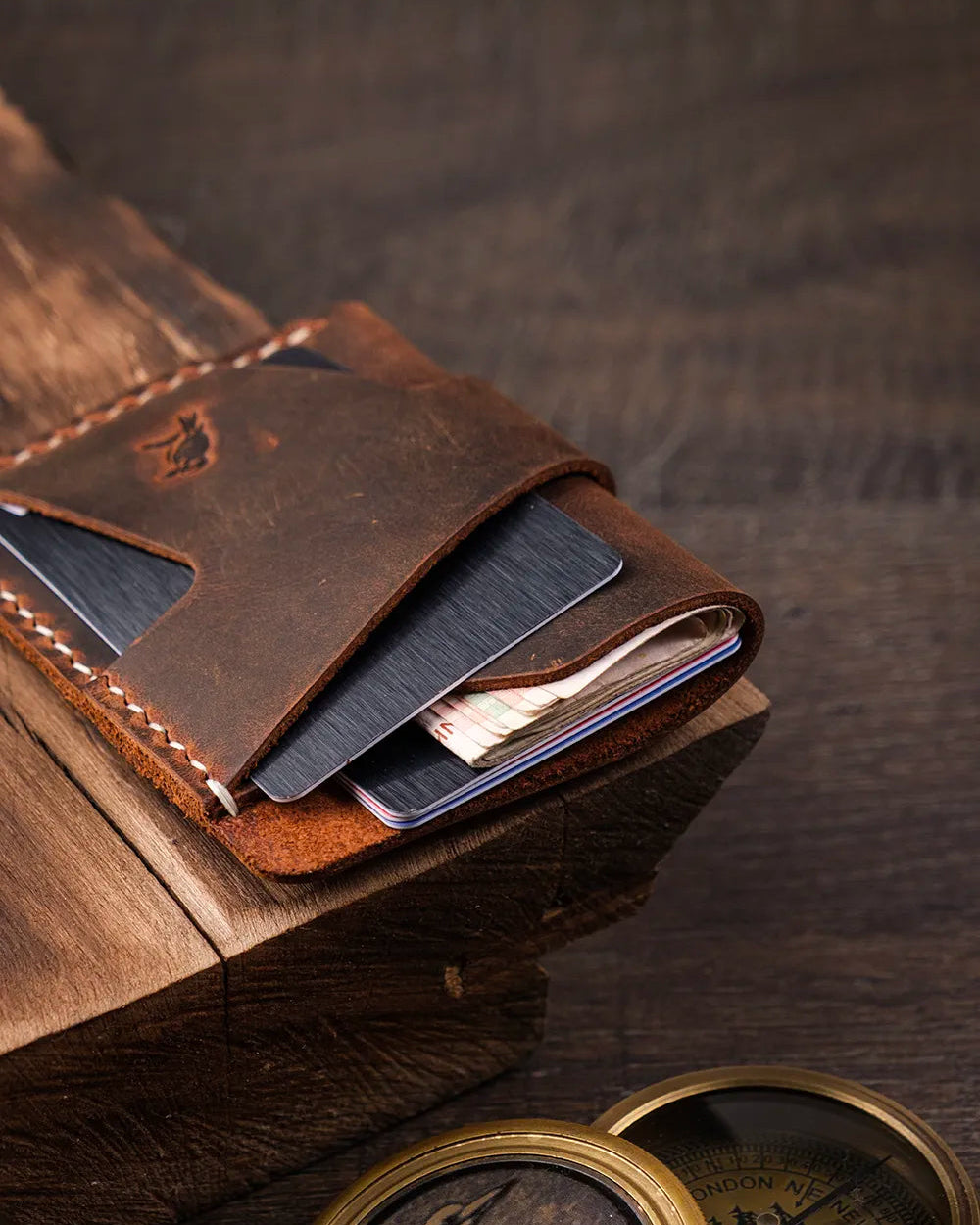Wind kartlığın orta cep bölümü detayında kart kapasitesi taba crazy deri yapısıyla yakın çekimde, Kooka Leather