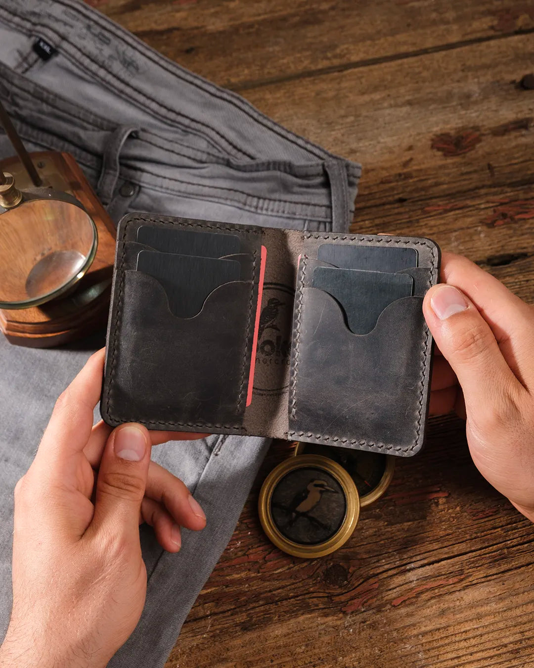 el dikişi deri cüzdan iç bölme detayı — OZN marka gri renk CRAZY deri bifold kartlık, başparmak çentikli kart yuvaları, tonal deri kontrast ve dikiş detaylarıyla açık pozisyonda gösteriliyor