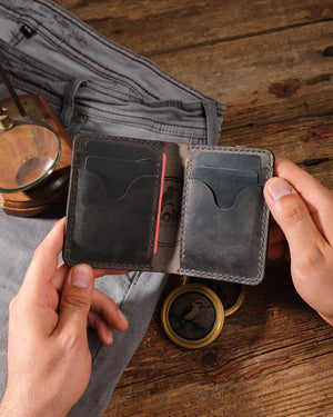 el dikişi deri cüzdan iç bölme detayı — OZN marka gri renk CRAZY deri bifold kartlık, başparmak çentikli kart yuvaları, tonal deri kontrast ve dikiş detaylarıyla açık pozisyonda gösteriliyor