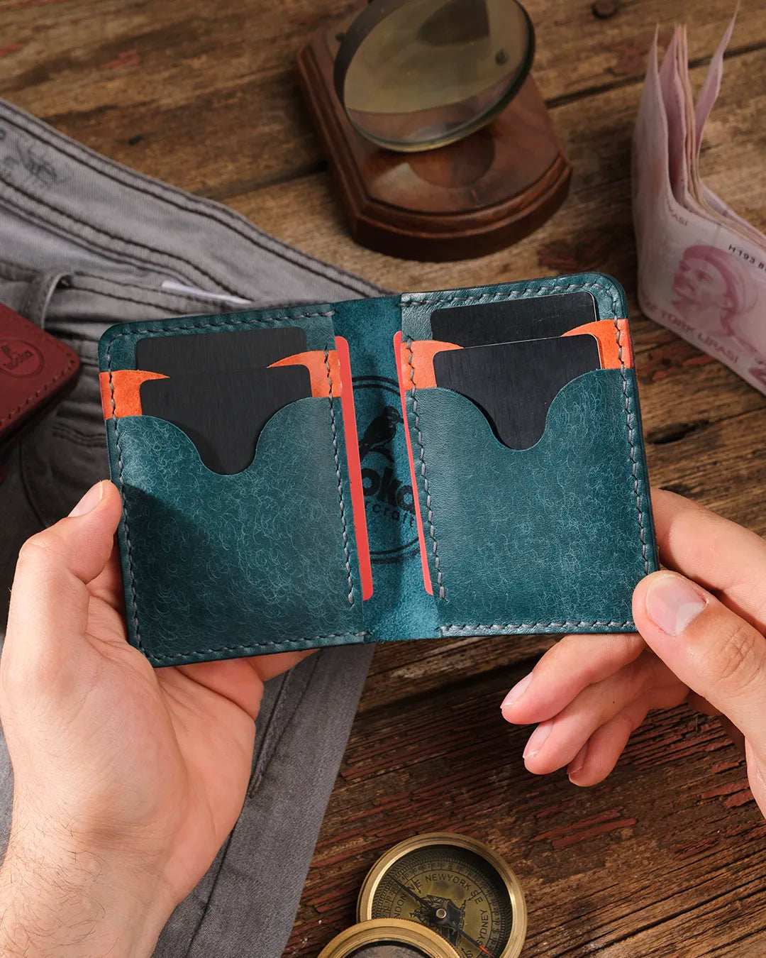 El dikişi pueblo deri bifold cüzdan açık halde elde, 6 kart slotunda birer kart yerleştirilmiş görünüm, Kooka Leather OZN