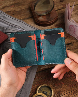 El dikişi pueblo deri bifold cüzdan açık halde elde, 6 kart slotunda birer kart yerleştirilmiş görünüm, Kooka Leather OZN
