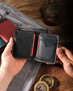 Çok kartlı pueblo deri erkek cüzdan elde açık, 6 kart slotunun tamamı dolu, siyah deri kahverengi dikiş uyumu, Kooka Leather