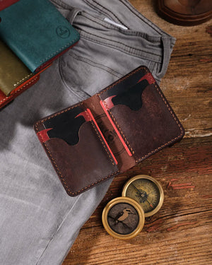 Açık halde bordo-kahverengi pueblo deri cüzdan iç görünümü, 3+3 toplam 6 kart slotunda kartlar yerleştirilmiş, Kooka Leather