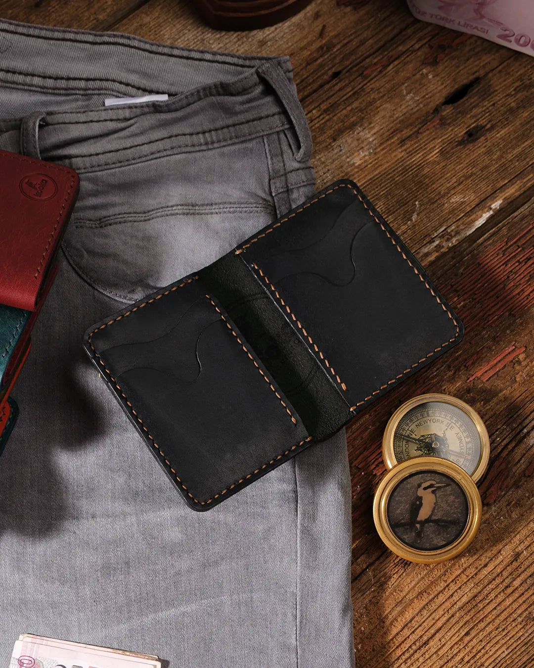 El yapımı pueblo deri erkek cüzdan açık halde iç kart slotları ve minimalist tasarım detayı görünümü, Kooka Leather OZN