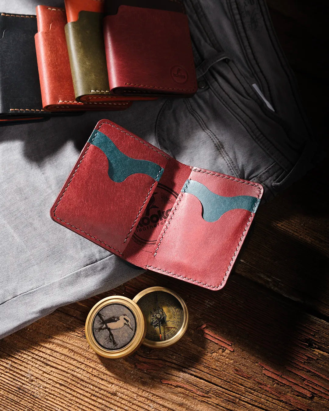 Açık konumda pueblo deri bifold cüzdanın iç bölümü, parmak oyuntulu kart slotları ve çok kartlı tasarımıyla Kooka Leather el yapımı kalitesi