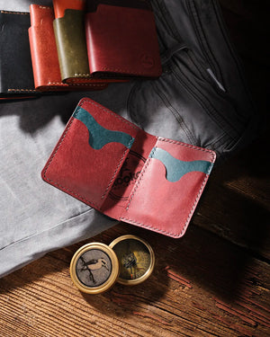 Açık konumda pueblo deri bifold cüzdanın iç bölümü, parmak oyuntulu kart slotları ve çok kartlı tasarımıyla Kooka Leather el yapımı kalitesi