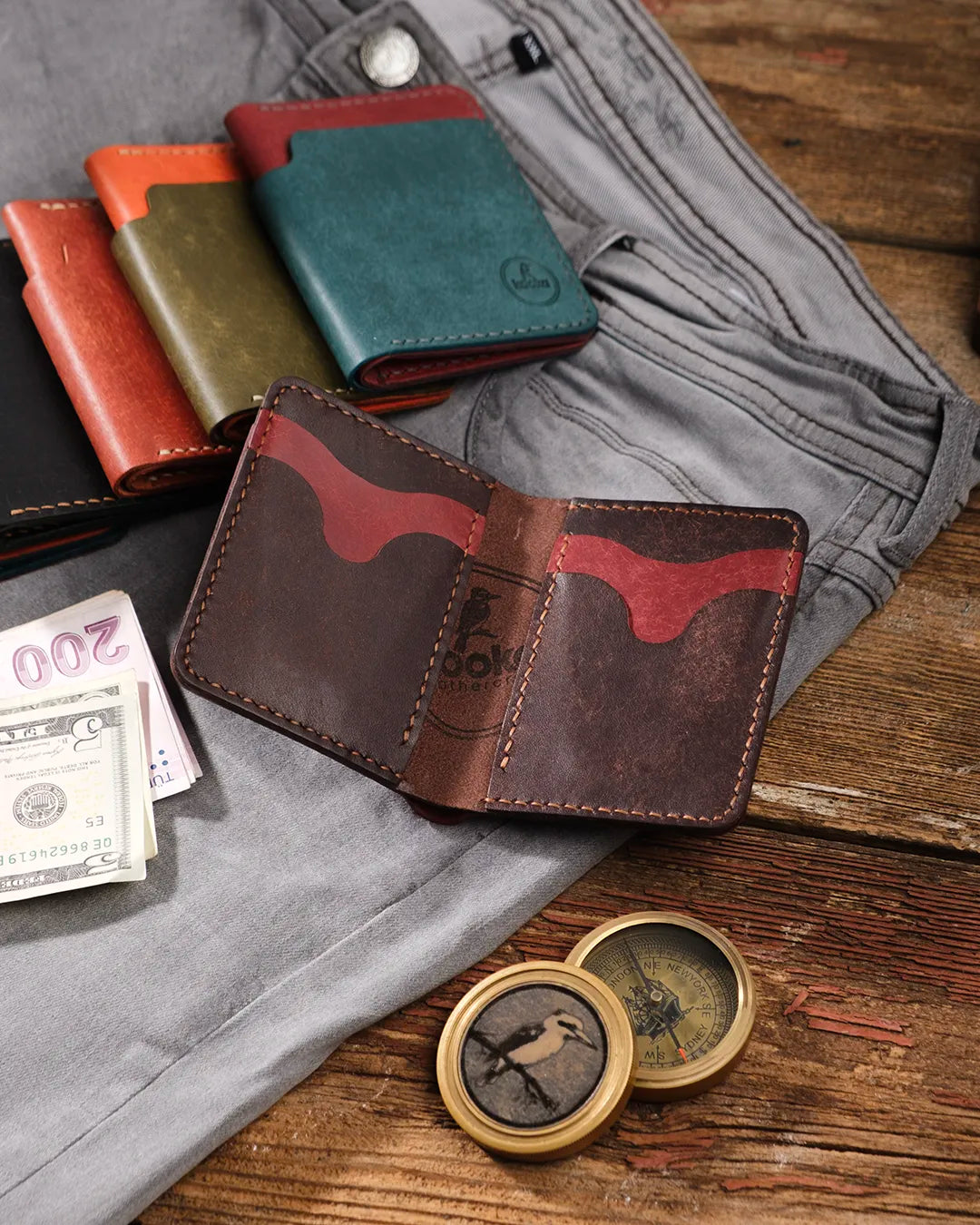 Açık halde bordo-kahverengi pueblo deri cüzdanın iç tasarımı, kart slotlarında parmak oyuntulu pratik kesim detayı, Kooka Leather