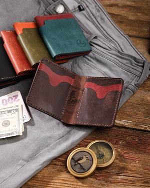 Açık halde bordo-kahverengi pueblo deri cüzdanın iç tasarımı, kart slotlarında parmak oyuntulu pratik kesim detayı, Kooka Leather