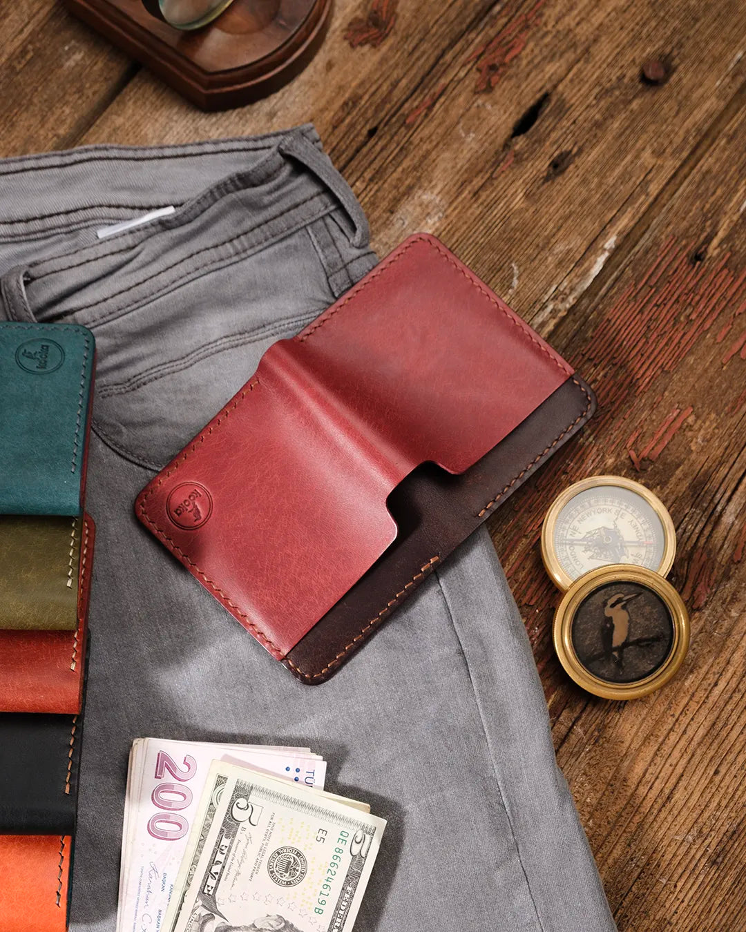 Açık halde üstten çekim bordo-kahverengi pueblo bifold cüzdan, geniş hacimli kağıt para bölmesi görünümü, Kooka Leather el dikişi