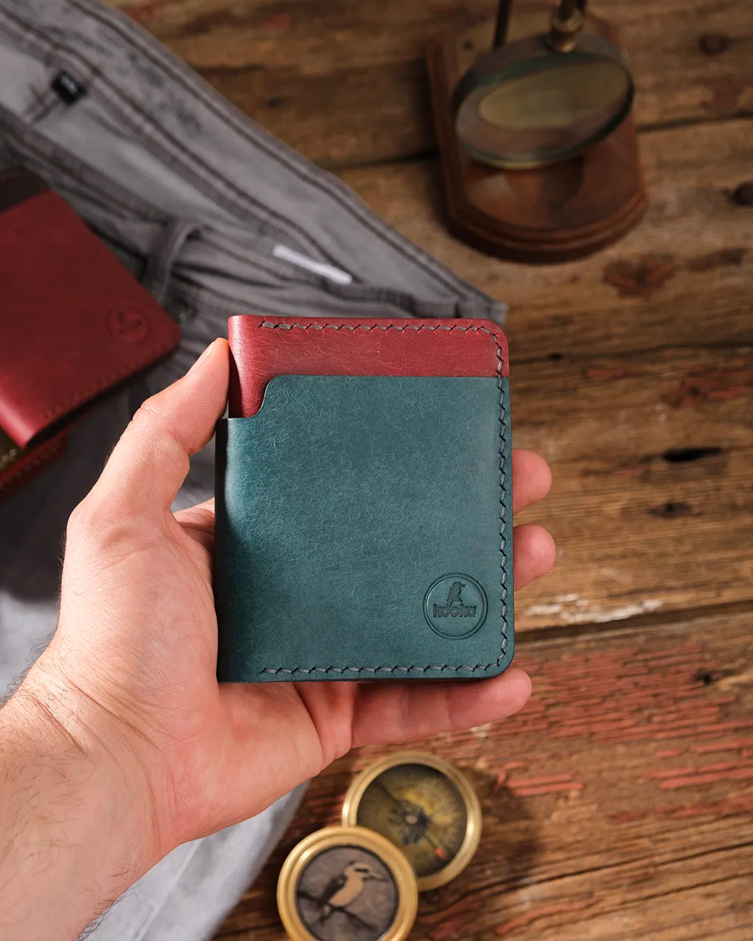 Avuç içine rahatlıkla sığan kompakt pueblo deri cüzdan kapalı halde elde tutuluyor, pratik boyutlarıyla Kooka Leather minimalist bifold tasarım