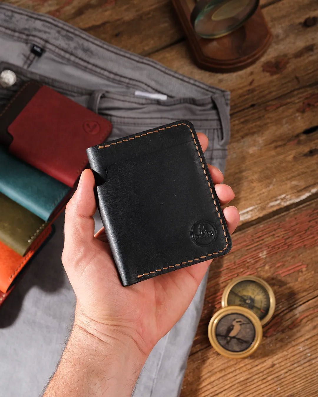 Dikey bifold deri cüzdan kapalı halde tek elde taşınıyor, kompakt minimalist erkek cüzdan tasarımı, Kooka Leather OZN