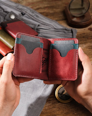Elde tutulan açık pueblo deri cüzdanda kartlar yerleştirilmiş, parmak oyuntulu kart slotları ve çok kartlı kapasitesiyle Kooka Leather bifold tasarım
