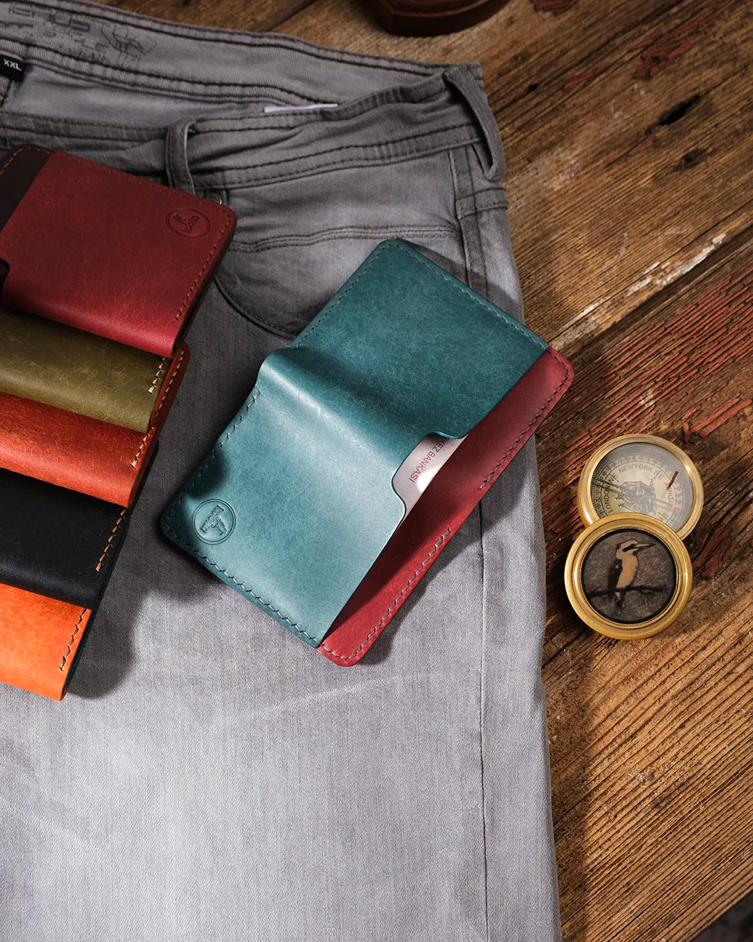 Masaüstünde açık pueblo deri cüzdanın dış kısmı, tam boy kağıt para cebinde 200 TL banknotlar yerleştirilmiş halde Kooka Leather el dikişi ürünü