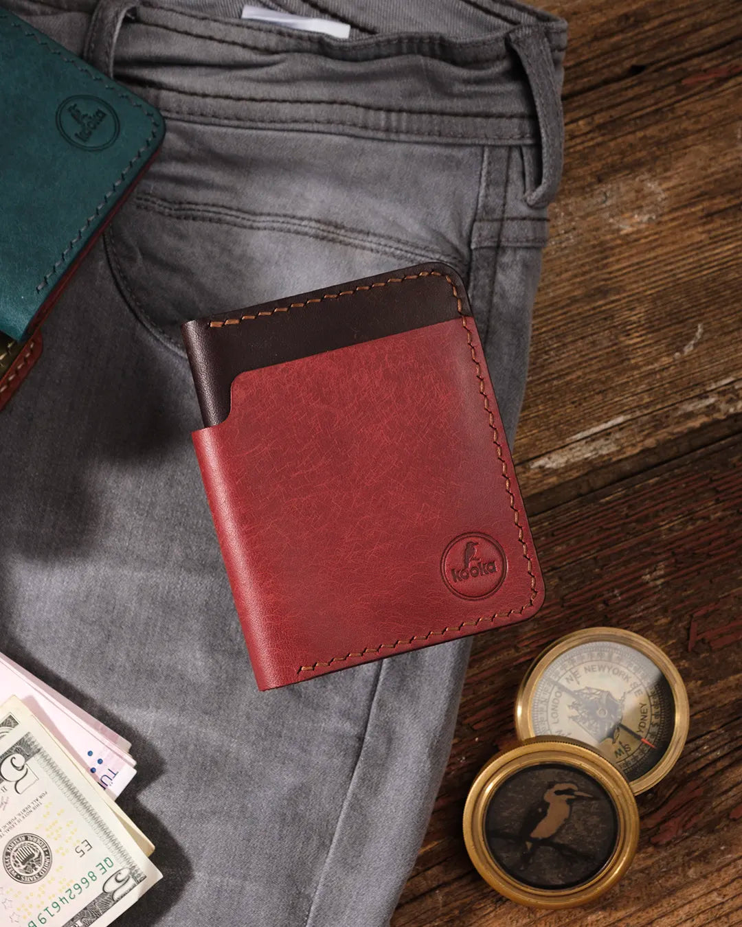 Dikey bifold tasarımlı bordo-kahverengi pueblo deri cüzdan kapalı halde üstten çekim, Kooka Leather minimalist el dikişi detayı