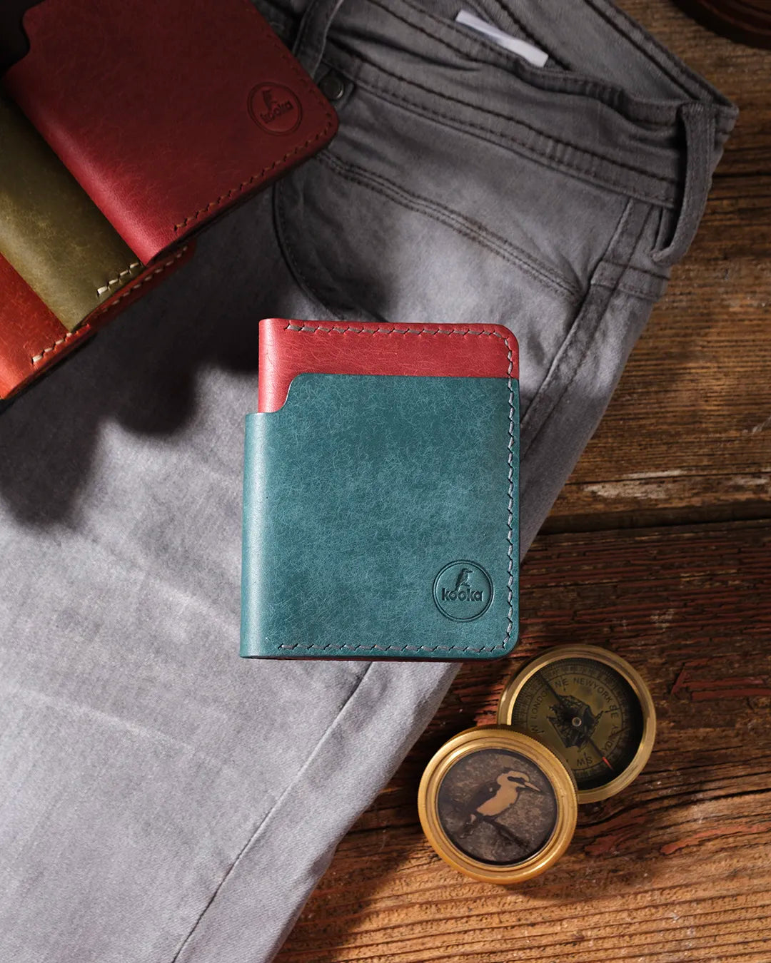 Dikey formlu mavi pueblo deri cüzdan üstten görünümü, geniş kağıt para bölmesi ve minimalist tasarımıyla Kooka Leather OZN el dikişi detayları