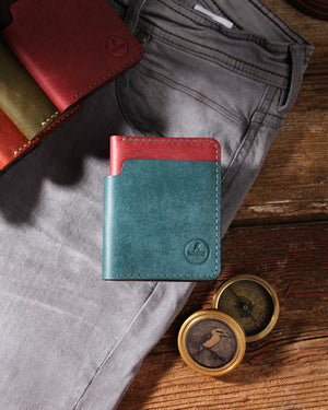 Dikey formlu mavi pueblo deri cüzdan üstten görünümü, geniş kağıt para bölmesi ve minimalist tasarımıyla Kooka Leather OZN el dikişi detayları