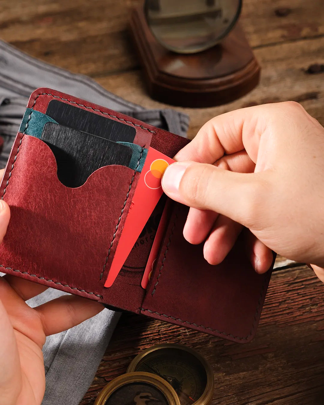 Elde açık pueblo deri cüzdanın iç kısmından kart çıkartılırken görünüm, pratik kullanım ve el dikişi detaylarıyla Kooka Leather erkek cüzdan