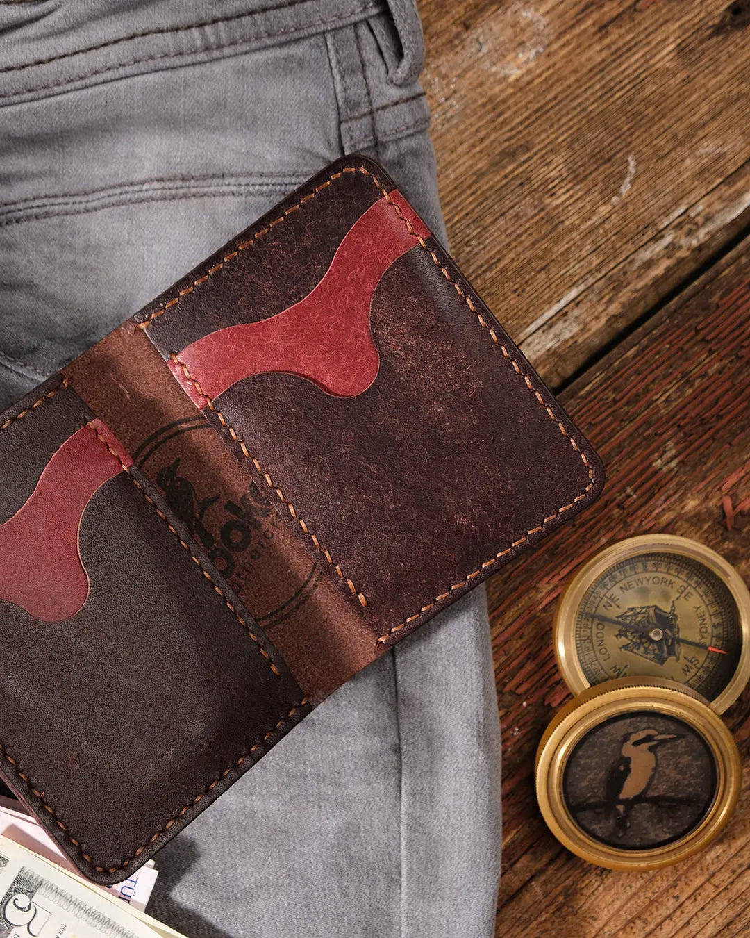Bordo-kahverengi pueblo deri cüzdanın kart slotları parmak oyuntu detayı yakın plan, deri dokusu ve el dikişi işçiliği Kooka Leather