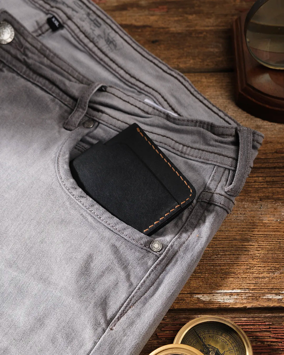 Kompakt dikey bifold hakiki deri cüzdan kapalı halde kot pantolonun ön cebinde, pratik taşıma boyutu, Kooka Leather OZN