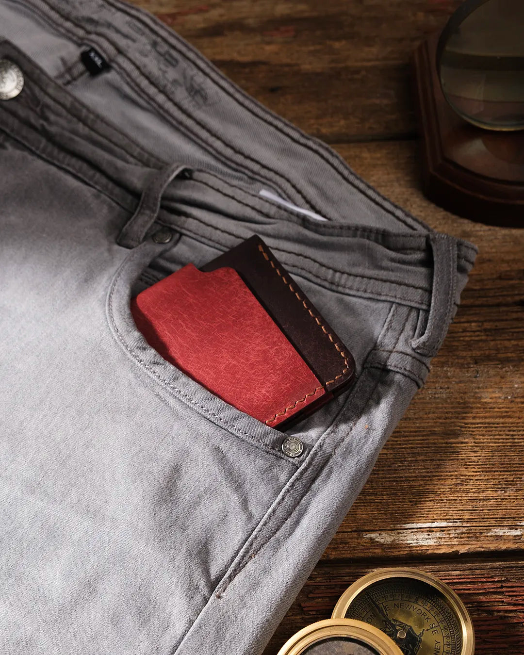 Klasik kot pantolonun cebinde bordo-kahverengi pueblo deri cüzdan, pratik kompakt boyutları ile cebe rahatlıkla sığan tasarım, Kooka Leather