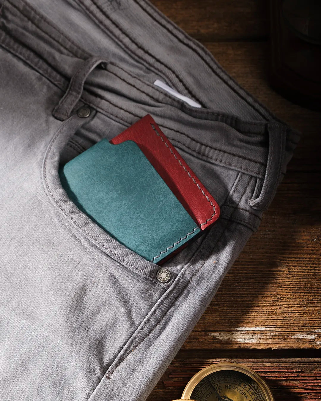 Standart kot pantolonun ön cebinde kapalı pueblo deri cüzdan rahatlıkla taşınıyor, kompakt dikey bifold tasarımla Kooka Leather minimalist ürün