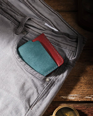 Standart kot pantolonun ön cebinde kapalı pueblo deri cüzdan rahatlıkla taşınıyor, kompakt dikey bifold tasarımla Kooka Leather minimalist ürün