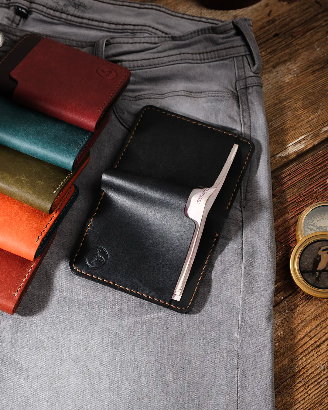 Minimalist pueblo deri erkek cüzdan açık halde masa üstünde, dış para cebinde 200 liralık banknotlar yerleştirilmiş, Kooka Leather