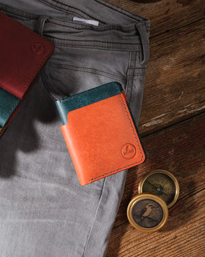 Turuncu ve mavi pueblo deri OZN bifold cüzdan kapalı halde, dikey formda çekilmiş üstten görünüm, Kooka Leather el yapımı tasarım