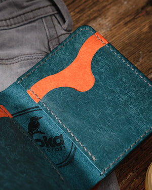 Pueblo deri bifold cüzdan iç kart slotları yakın plan, parmak oyuntusu detayı ile kolay kart erişimi, Kooka Leather OZN
