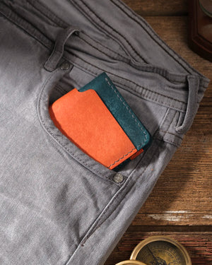 Dikey bifold pueblo deri cüzdan kapalı halde kot pantolonun ön cebinde, kompakt taşınabilir boyut görünümü, Kooka Leather OZN