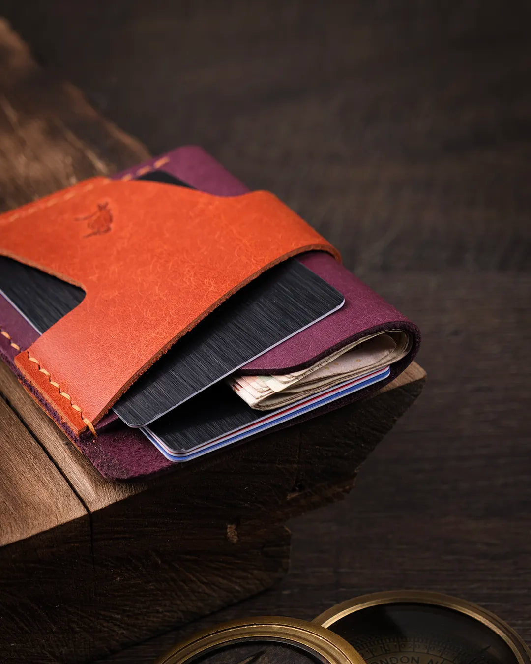 Slot detayları ve kapasite özelliklerini gösteren hakiki pueblo deri kartlık yakın plan, Kooka Leather